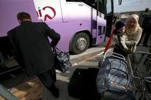 Palestinos se preparan para abandonar Gaza en autob&uacute;s a trav&eacute;s del punto fronterizo de Erez, en la frontera de Gaza con Israel, el 2 de enero. Las autoridades israel&iacute;es han abierto el paso fronterizo de Erez para permitir la salida de palestinos con