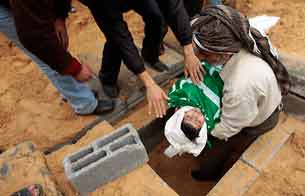 Ver v&iacute;deo  'Los palestinos tratan de enterrar a sus muertos tras la ofensiva israel&iacute;'