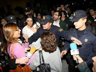 Ver v&iacute;deo  'Los pasajeros increpan a los controladores en su hotel al grito de &iexcl;despido ya!'