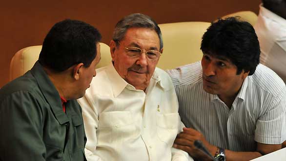 Los presidentes de Cuba, Ra&uacute;l Castro (d); de Venezuela, Hugo Ch&aacute;vez (i); y de Bolivia, Evo Morales (d)