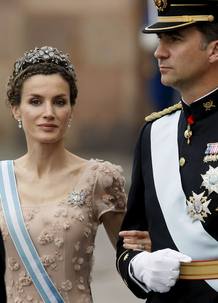 Los Pr&iacute;ncipes de Asturias han sido de los primeros en llegar a la catedral de San Nicol&aacute;s. Do&ntilde;a Letizia ha elegido para la ocasi&oacute;n un vestido en tono "maquillaje" con encajes confeccionado por su dise&ntilde;ador de cabecera, Felipe Varela.