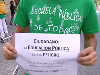 Ver v&iacute;deo  'Los profesores siguen encerrados en espera de que Aguirre de marcha atr&aacute;s'