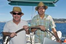 Los propietarios del "El Bulli, Ferran Adri&agrave; (i) y Juli Soler, al mando del tim&oacute;n de un catamar&aacute;n