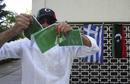 Un libio residente en Grecia destruye una copia del Libro verde de l&iacute;der libio, Muammar Gadafi, en la Embajada de Atenas, Grecia.