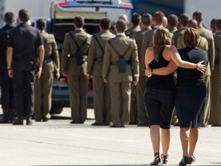 Ver v&iacute;deo  'Los restos de los dos guardias civiles y el int&eacute;rprete muertos ayer en Afganist&aacute;n han llegado a Espa&ntilde;a'