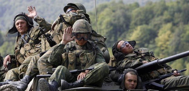 Soldados rusos saludan mientras se dirigen a la frontera de Osetia del Sur Soldados rusos saludan mientras se dirigen a la frontera de Osetia del Sur