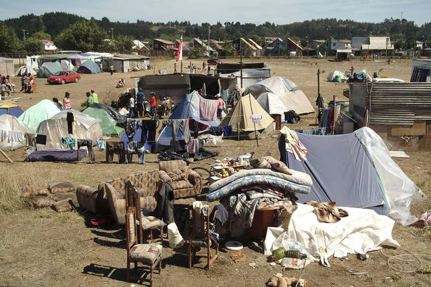 Los supervivientes del terremoto improvisaron tiendas de campaña en Concepción. Los supervivientes del terremoto improvisaron tiendas de campaña en Concepción.