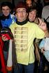 Un hombre con una camiseta con d&eacute;cimos impresos
