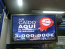 Interior de la administraci&oacute;n 146 de Madrid, donde se ha vendido el Gordo de la loter&iacute;a de Navidad.