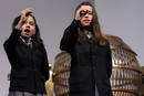Las ni&ntilde;as del Colegio de San Ildefonso Janet Lara y Evelyn Calder&oacute;n cantan el n&uacute;mero 66.832, uno de los cuartos premios, dotados con 200.000 euros a la serie.
