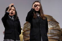Las ni&ntilde;as del Colegio de San Ildefonso Janet Lara y Evelyn Calder&oacute;n cantan el n&uacute;mero 66.832, uno de los cuartos premios, dotados con 200.000 euros a la serie.