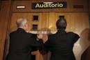 Unos operarios precintan el sal&oacute;n del Palacio de Congresos de Madrid en el que se celebra el sorteo de la Loter&iacute;a de Navidad.