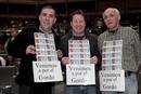 Tres amigos, en el Palacio de Congresos de Madrid antes del inicio del sorteo de la Loter&iacute;a de Navidad.