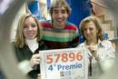 Responsables de la administraci&oacute;n Do&ntilde;a Lola de Toledo muestran el n&uacute;mero 57.896, uno de los cuartos premios del sorteo extraordinario de la loter&iacute;a de Navidad, del que han vendido una serie, lo que supone 200.000 euros