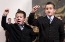 Los ni&ntilde;os del Colegio de San Ildefonso Ivan Quintero y Andreas L&oacute;pez muestran el n&uacute;mero 79.250, que ha sido agraciado con el premio gordo de Navidad y se ha vendido en Alicante, Barcelona, C&aacute;ceres, Guip&uacute;zcoa, Madrid, Murcia, Palencia, Tenerife y Zara