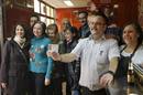 Responsables y clientes del bar El Toledano, en Castell&oacute;n, que ha repartido un mill&oacute;n de euros en el sorteo extraordinario de loter&iacute;a de Navidad al vender veinte series del quinto premio 77.992.