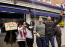 Los due&ntilde;os de la administraci&oacute;n de loter&iacute;a n&uacute;mero ocho de Alcorc&oacute;n (Madrid) celebran la venta del n&uacute;mero 79.250, primer premio en el sorteo extraordinario de Navidad.