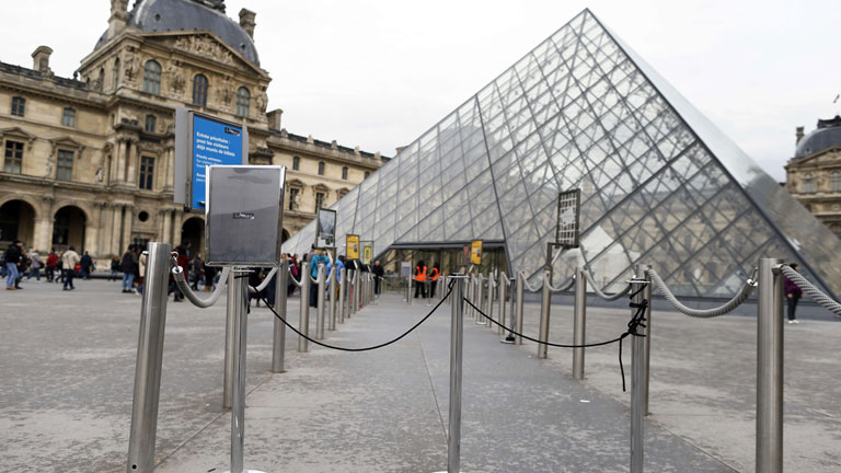 El Louvre cierra por la protesta de los vigilantes ante el acoso de carteristas