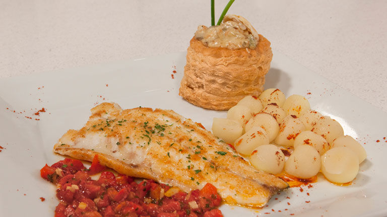 Saber Cocinar - Lubina a la espalda con volovanes de setas y gambas