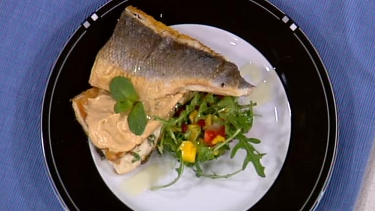 Lubina a la plancha con crema de mejillones