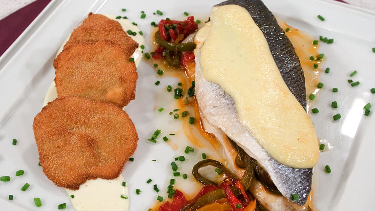 Saber Cocinar - Lubina rellena a los 3 pimientos con tortitas de alcachofa