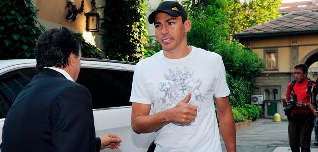 El defensa brasileño Lucio Ferreira (c) llega al hospital Fornaca para someterse a una revisión médica antes de fichar por la Juventus El defensa brasileño Lucio Ferreira (c) llega al hospital Fornaca para someterse a una revisión médica antes de fichar por la Juventus