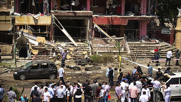Lugar de la explosión de la bomba contra el ministro de Interior egipcio, Mohamed Ibrahim
