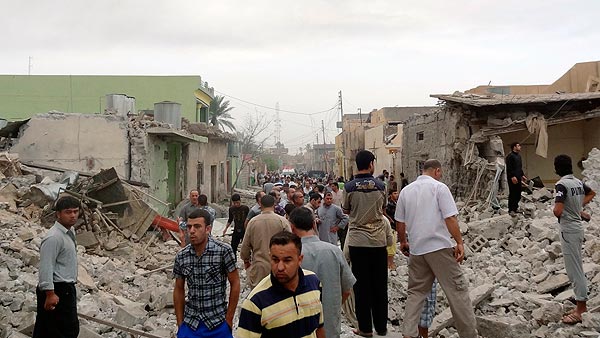 Lugar de la explosi&oacute;n de dos coches bomba en Tuz Jormatu, en el norte de Irak, el 21 de mayo