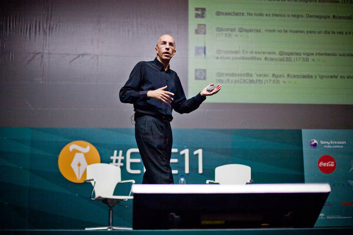 Luis Alfonso G&aacute;mez durante la conferencia sobre ciencia que ha presentado en el EBE 2011.
