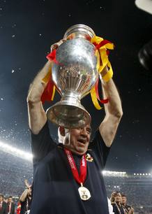 Luis Aragonés se "jubila" de la selección española alzando la copa de campeones de Europa. Luis Aragonés se "jubila" de la selección española alzando la copa de campeones de Europa.