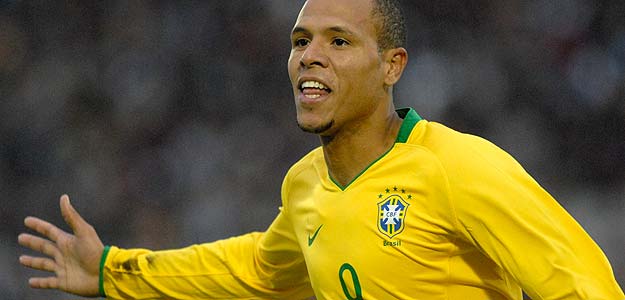 Luis Fabiano celebra un gol con la selecci&oacute;n de Brasil