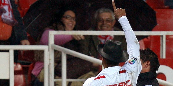 Luis Fabiano dedicó el primer gol ante el Getafe a su presidente poniéndose un sombrero. Luis Fabiano dedicó el primer gol ante el Getafe a su presidente poniéndose un sombrero.