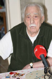 Luis Royo Ibáñez, conductor del 'Madrid', en su casa de Cachan, al sur de París durante la entrevista con RNE. Luis Royo Ibáñez, conductor del 'Madrid', en su casa de Cachan, al sur de París durante la entrevista con RNE.