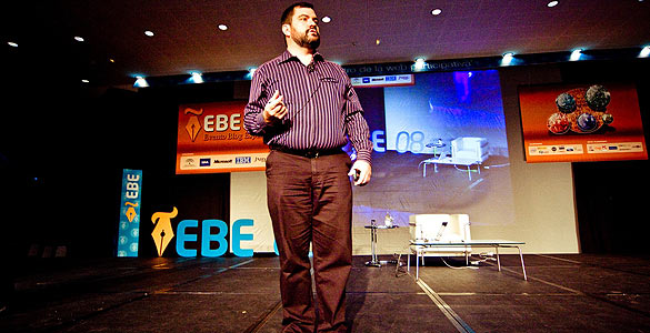 Luis Su&aacute;rez, 'el hombre sin correo electr&oacute;nico', en el evento de bloggeros EBE 2008