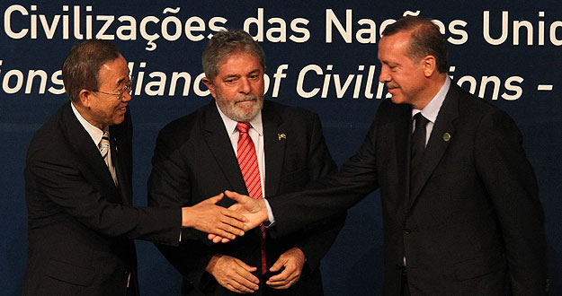 El presidente brasile&ntilde;o, Luiz In&aacute;cio Lula da Silva ; el primer ministro turco, Recep Tayyip Erdogan, y el secretario general de las Naciones Unidas, Ban Ki-Moon en la apertura del III Forum de Alianza de Civilizaciones de la ONU en R&iacute;o de Janeiro.