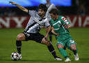 Gustavo Boccoli, del Maccabi, pugna con el brasile&ntilde;o Diego, de la Juventus.