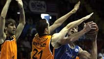En un partido en el que ninguno de los dos equipos se jugaba nada, el Mad-Croc Fuenlabrada se llev&oacute; la victoria de la cancha del Cajasol (68-76), que de este modo no pudo dar una alegr&iacute;a a su afici&oacute;n en la despedida de la temporada.