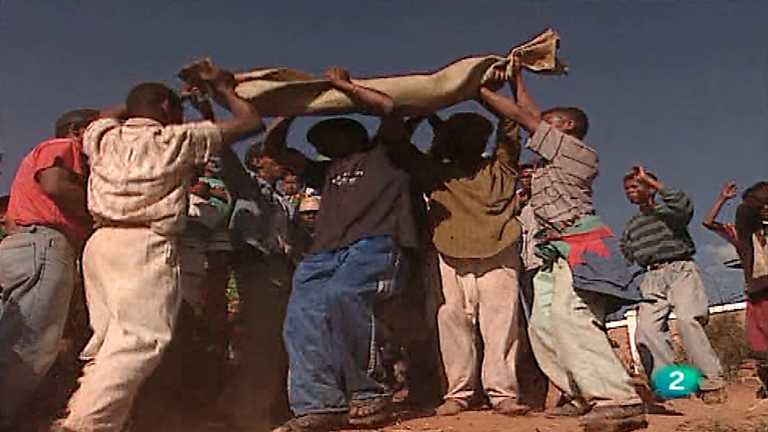 Otros pueblos - Madagascar I. Famadihana
