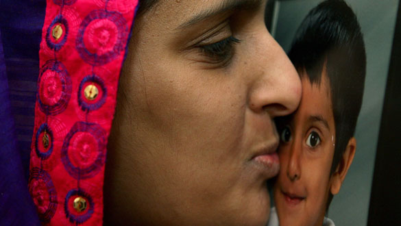 La madre de Sahil Saeed besa la fotograf&iacute;a de su hijo tras conocer su liberaci&oacute;n