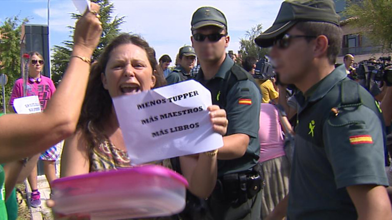 Una madre le tira un tupper a Aguirre para protestar contra los recortes en Educación