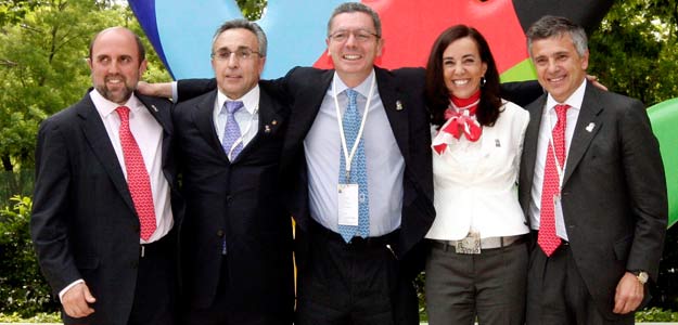 Blanco, segundo por la izquierda, posa frente al logo de Madrid 2016 junto a Gallardón, Mercedes Coghen y Miguel Sagarra. Blanco, segundo por la izquierda, posa frente al logo de Madrid 2016 junto a Gallardón, Mercedes Coghen y Miguel Sagarra.