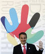 Zapatero posa con Corle, el logo de la candidatura, que se llama as&iacute; por ser el pseud&oacute;mino del autor del dise&ntilde;o, elegido en un multitudinario concurso.