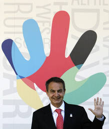 Zapatero posa con 'Corle', el logo de la candidatura, que se llama así por ser el pseudómino del autor del diseño, elegido en un multitudinario concurso. Zapatero posa con 'Corle', el logo de la candidatura, que se llama así por ser el pseudómino del autor del diseño, elegido en un multitudinario concurso.