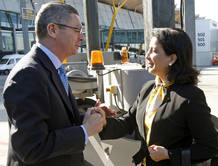 Ruiz Gallardon junto a la responsable del comité de evaluación, Nawal El Moutawakel, durante su visita a Madrid. Ruiz Gallardon junto a la responsable del comité de evaluación, Nawal El Moutawakel, durante su visita a Madrid.