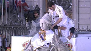 Ver v&iacute;deo  'El Madrid festeja la Liga en Cibeles junto a su afici&oacute;n'