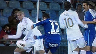 El Madrid gana en Getafe pese a un posible penalti de Pepe
