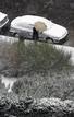 Un hombre se guarece de la intensa nevada en la capital.