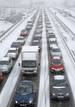 Numerosos veh&iacute;culos permanecen atascados en uno de los sentidos de la M-40 de Madrid, que permanece parcialmente cerrada al tr&aacute;fico debido a la intensa nevada que cae hoy sobre la ciudad.