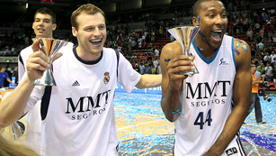 Ver v&iacute;deo  'El Madrid recibe la Supercopa de baloncesto'