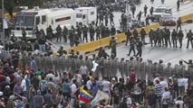 Ir al Video&nbsp;Maduro y Capriles se acusan de promover la violencia postelectoral que deja ya siete muertos